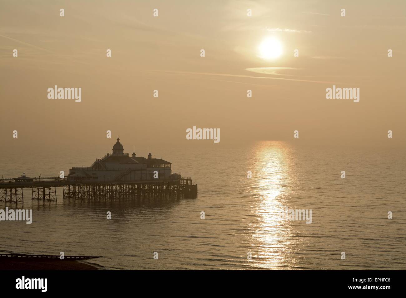 Eastbourne Pier mit Morgensonnenaufgang durch Nebel und Nebel, East Sussex England Großbritannien Stockfoto