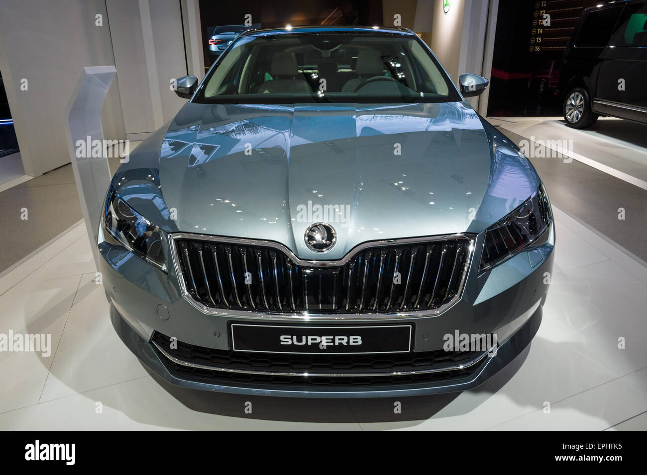 BERLIN - 2. Mai 2015: Showroom. Große Familie Auto Skoda Superb (Dritte Generation). Seit 2015 produziert. Stockfoto
