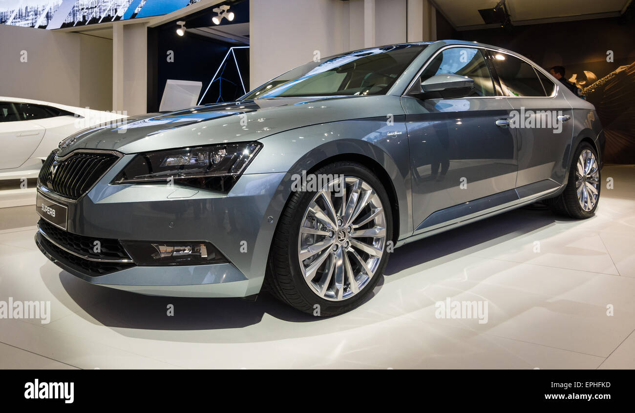 BERLIN - 2. Mai 2015: Showroom. Große Familie Auto Skoda Superb (Dritte Generation). Seit 2015 produziert. Stockfoto