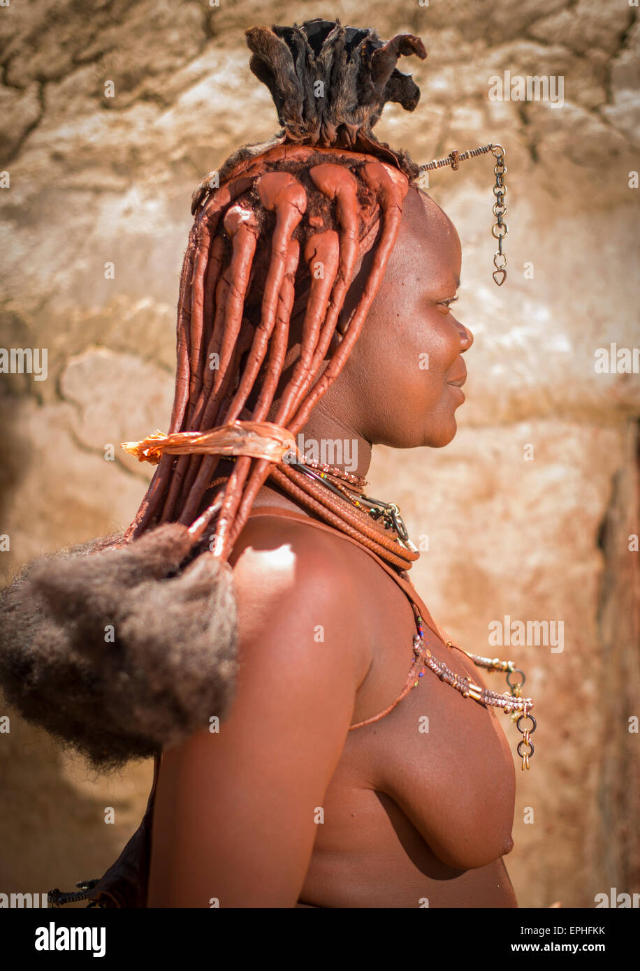 Afrika, Namibia. Himba Dorf. Seitenansicht der einheimische Frau. Stockfoto