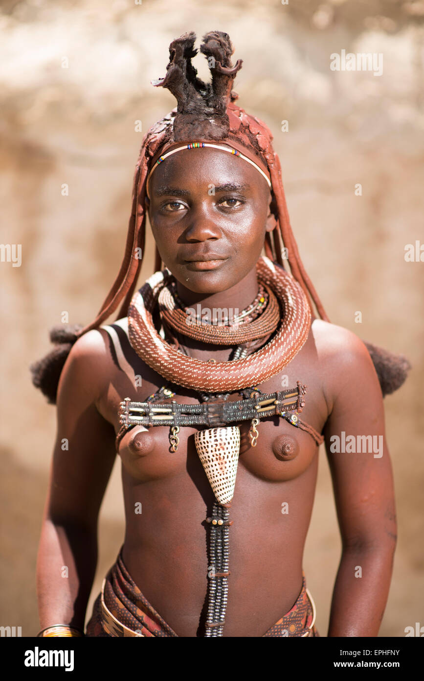 Afrika, Namibia. Himba Dorf. Einheimische Frau posiert. Stockfoto