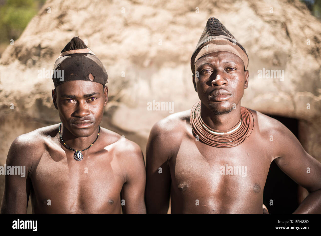 Afrika, Namibia. Himba Dorf. Zwei einheimische Männer posieren. Stockfoto