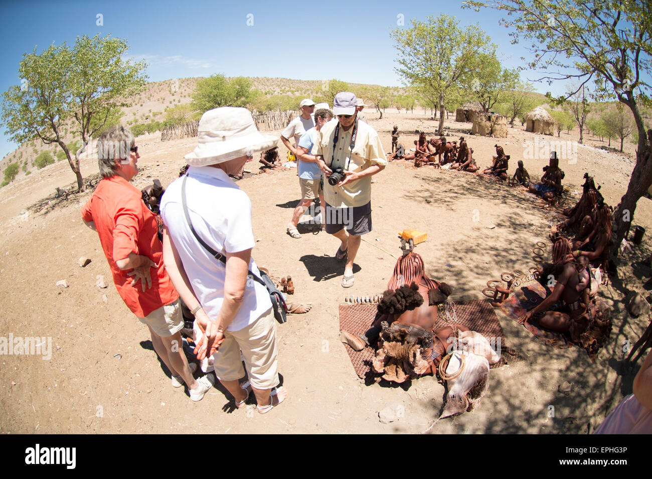 Afrika, Namibia. Himba Dorf. Reisegruppe um Eingeborenen versammelt. Stockfoto
