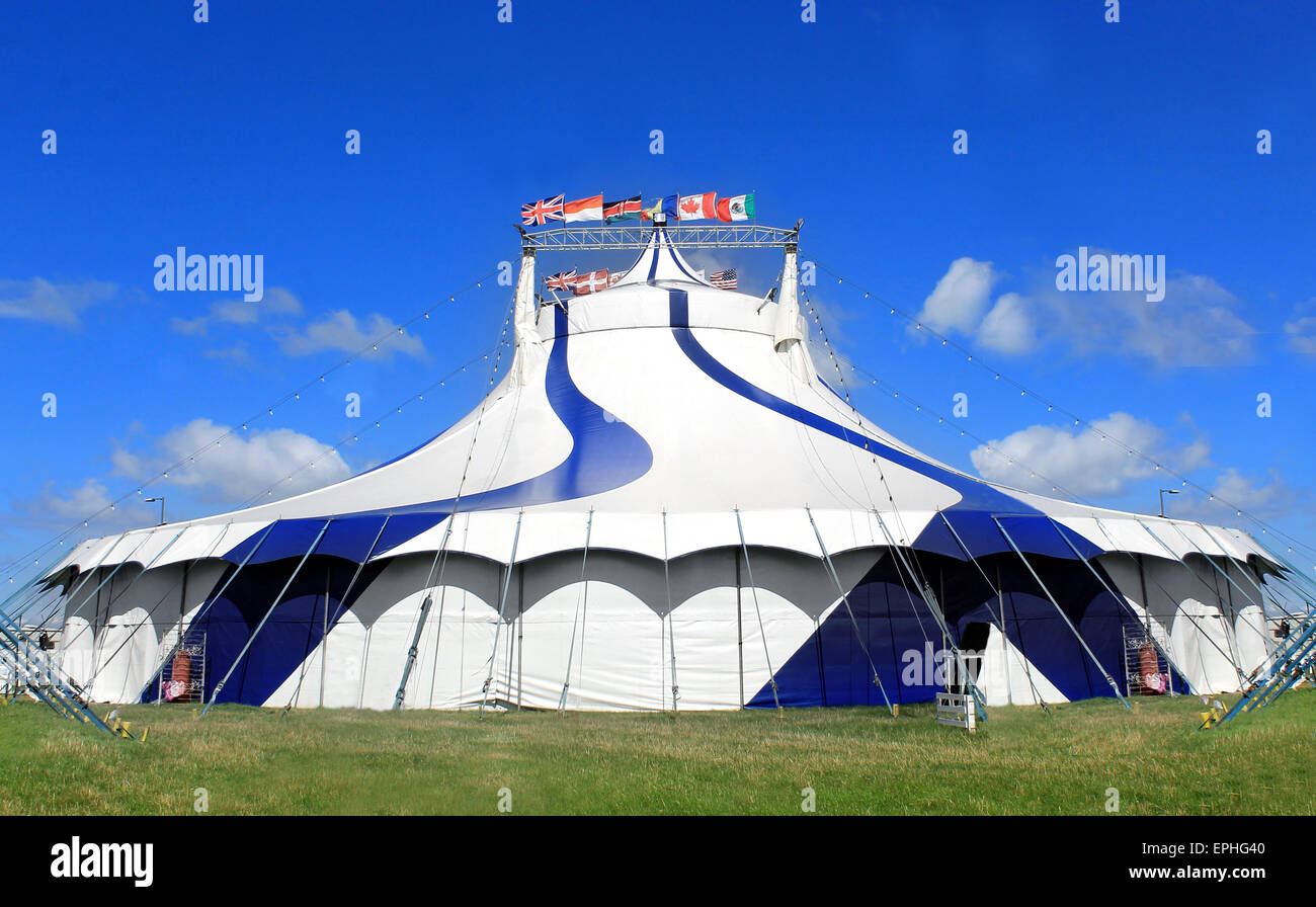 Zirkus-Zelt in einem Feld an einem Sommertag. Stockfoto
