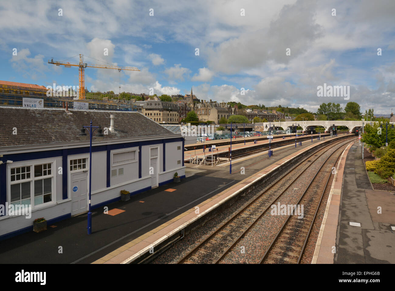 leere Bahn und Bahnhof - Stirling, Schottland, Großbritannien Stockfoto