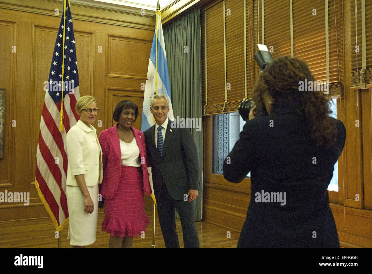 Chicago, Illinois, USA. 18. Mai 2015. Bürgermeister Rahm Emanuel mit seiner Frau Amy Rule begrüßen die Öffentlichkeit am Eröffnungstag 18. Mai 2015 für der Bürgermeister zweite - Amtszeit von vier Jahren ist. Emahuel öffnete die Türen zu seinem Büro im Rathaus seinen Wählern eins nach dem anderen zu treffen. Eine lange Schlange von Menschen warteten auf das Paar zu treffen und für Fotos zu posieren. Am Morgen wurde der Bürgermeister am Chicago Theater eingeweiht teilte die Bühne mit Präsident Bill Clinton und die neu gewählten Stadträte von Chicago. © Karen I. Hirsch/ZUMA Wire/ZUMAPRESS.com/Alamy Live-Nachrichten Stockfoto