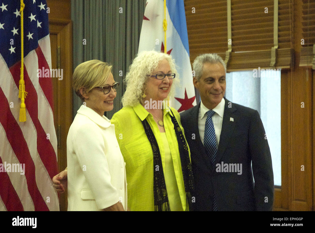 Chicago, Illinois, USA. 18. Mai 2015. Bürgermeister Rahm Emanuel mit seiner Frau Amy Rule begrüßen die Öffentlichkeit am Eröffnungstag 18. Mai 2015 für der Bürgermeister zweite - Amtszeit von vier Jahren ist. Emahuel öffnete die Türen zu seinem Büro im Rathaus seinen Wählern eins nach dem anderen zu treffen. Eine lange Schlange von Menschen warteten auf das Paar zu treffen und für Fotos zu posieren. Am Morgen wurde der Bürgermeister am Chicago Theater eingeweiht teilte die Bühne mit Präsident Bill Clinton und die neu gewählten Stadträte von Chicago. © Karen I. Hirsch/ZUMA Wire/ZUMAPRESS.com/Alamy Live-Nachrichten Stockfoto