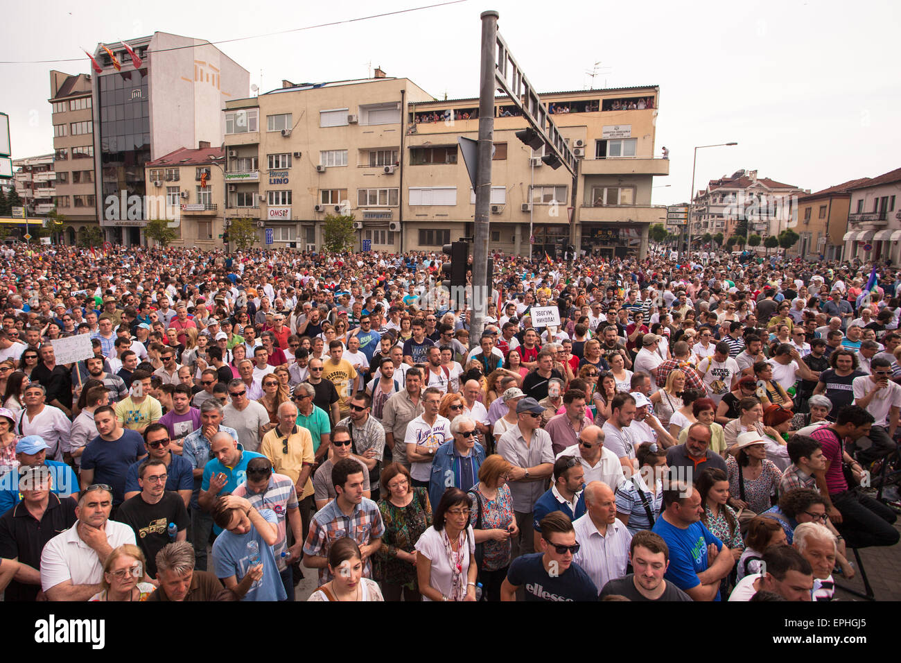 Skopje, Mazedonien. 17. Mai 2015. Massive Multietnical Proteste gegen die Regierung, nachdem die Opposition publizierte Gespräche viele Minister, Ministerpräsidenten und Menschen in der Nähe der regierenden Partei beteiligt in vielen kriminellen Aktivitäten aufgezeichnet Kredit-Betrug und Geldwäsche: Nikola Spasenoski/Alamy Live News Stockfoto