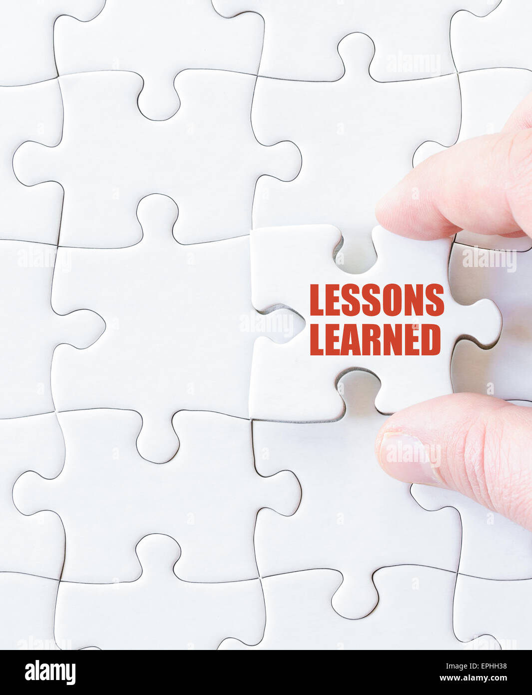 Fehlende Jigsaw Puzzle-Stück mit Worten LESSONS LEARNED. Business Konzept für den Abschluss der Puzzle Bild. Stockfoto