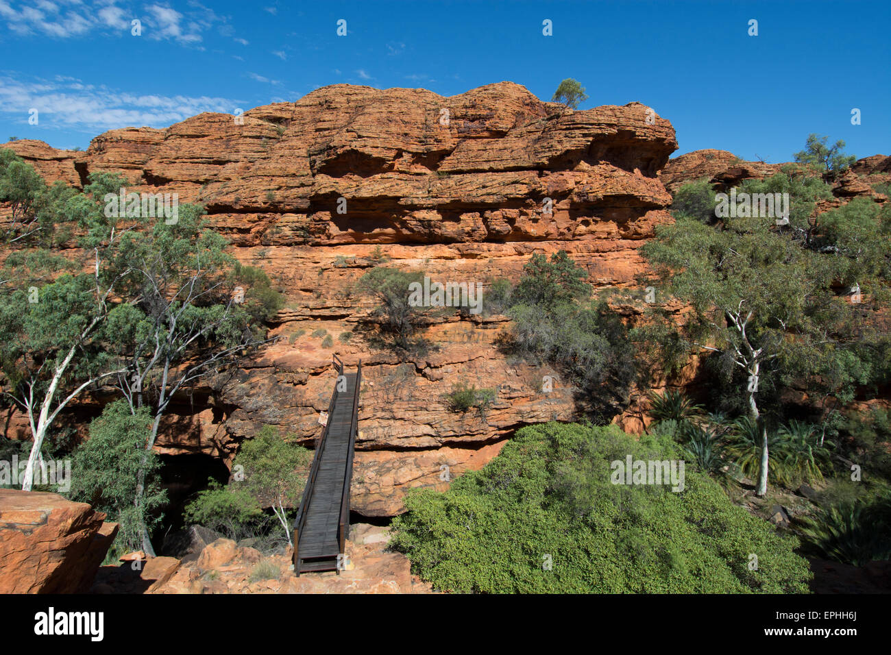 Australien, NT, Watarrka National Park. Kings Canyon, Rim Walk. Hölzerne Brücke über die Schlucht. Stockfoto