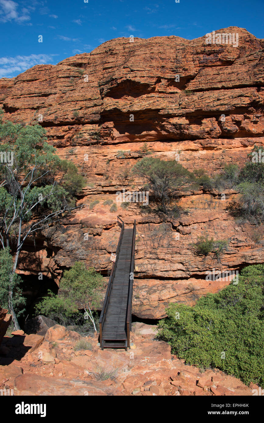 Australien, NT, Watarrka National Park. Kings Canyon, Rim Walk. Hölzerne Brücke über die Schlucht. Stockfoto