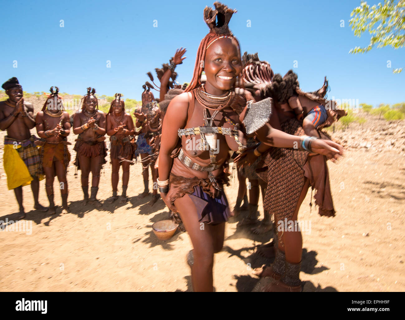 Afrika, Namibia. Himba Dorf. Einheimische Frauen Stamm Cicle verlassen. Stockfoto