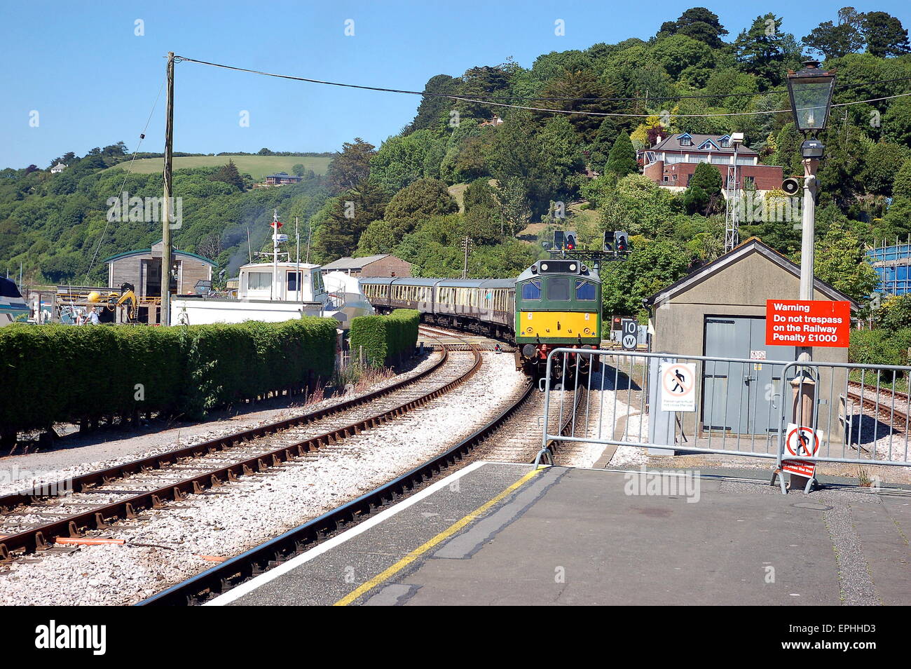 Ein Zug fährt vom Kingswear Bahnhof an der Bahnstrecke von Dart Valley. Stockfoto