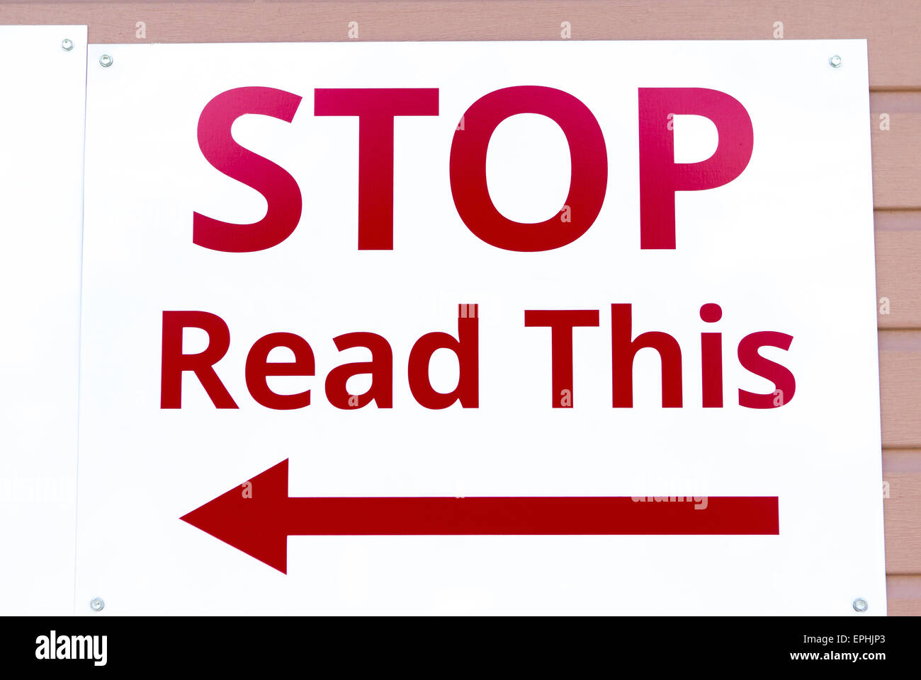 "Lesen Sie diese" Warnung Stoppschild mit Pfeil Stockfoto