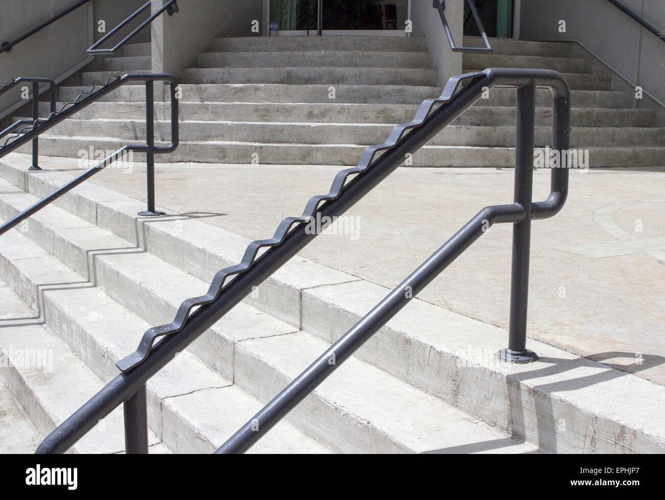 Anti-Skateboard Leitplanke auf Treppe Stockfoto