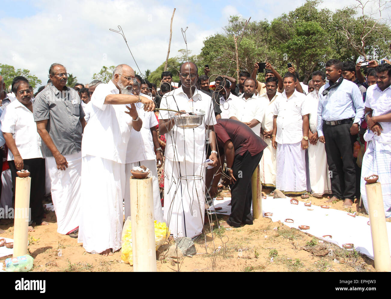 Jaffna, Sri Lanka. 18. Mai 2015. Menschen Licht Öllampen zu Märtyrern in Jaffna, Sri Lanka, 18. Mai 2015 trauern. Sri-Lanka-Tamilen nahm Teil in einer Zeremonie am Mullaivaukkal am Stadtrand von Jaffna am Montag, zum Gedenken an die Verstorbenen in Schlachten zwischen den Liberation Tigers of Tamil Eelam (LTTE) Kämpfer und Regierungstruppen am Ende des drei-Jahrzehnt separatistischen Konflikts vor sechs Jahren. © A. Rajhita/Xinhua/Alamy Live-Nachrichten Stockfoto