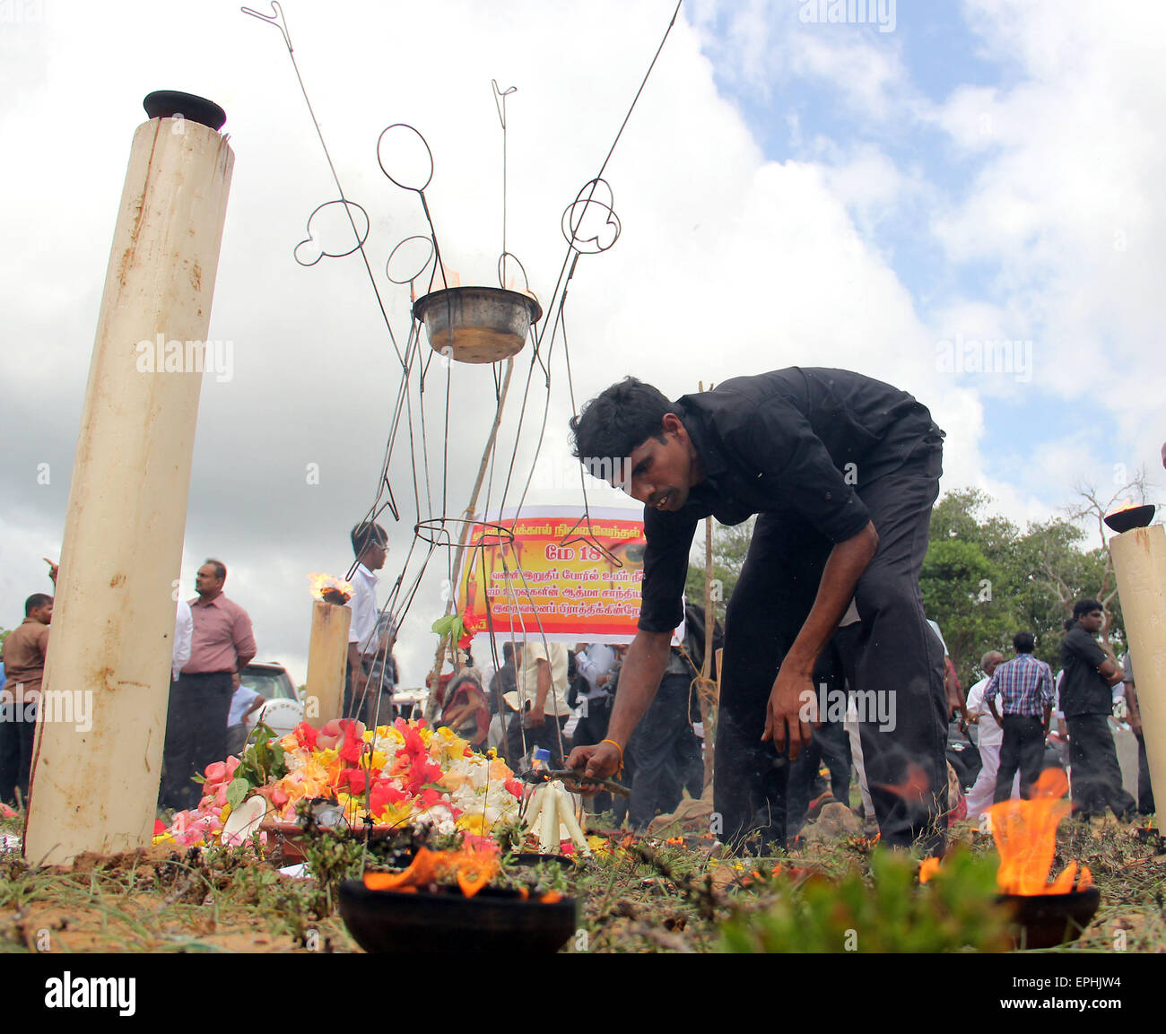 Jaffna, Sri Lanka. 18. Mai 2015. Menschen Licht Öllampen zu Märtyrern in Jaffna, Sri Lanka, 18. Mai 2015 trauern. Sri-Lanka-Tamilen nahm Teil in einer Zeremonie am Mullaivaukkal am Stadtrand von Jaffna am Montag, zum Gedenken an die Verstorbenen in Schlachten zwischen den Liberation Tigers of Tamil Eelam (LTTE) Kämpfer und Regierungstruppen am Ende des drei-Jahrzehnt separatistischen Konflikts vor sechs Jahren. © A. Rajhita/Xinhua/Alamy Live-Nachrichten Stockfoto
