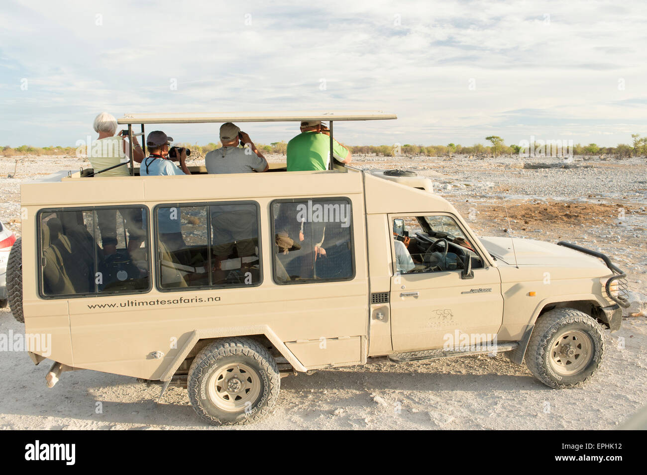 Afrika, Namibia. Etosha National Park. Touristen, die anhalten, um Fotos zu machen. Stockfoto