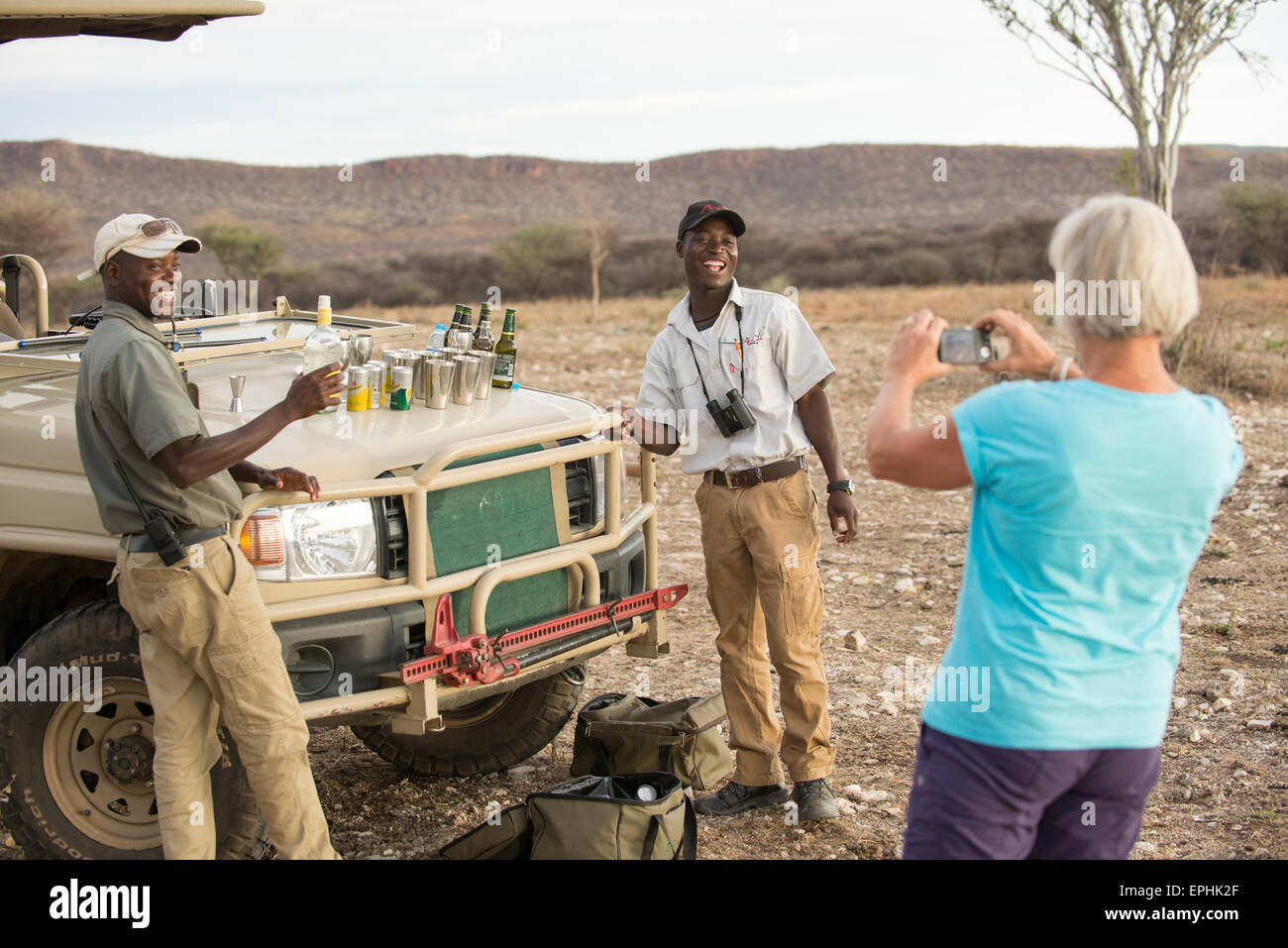 Afrika, Namibia. AfriCat Foundation. Touristen fotografieren der Reiseleiter. Stockfoto