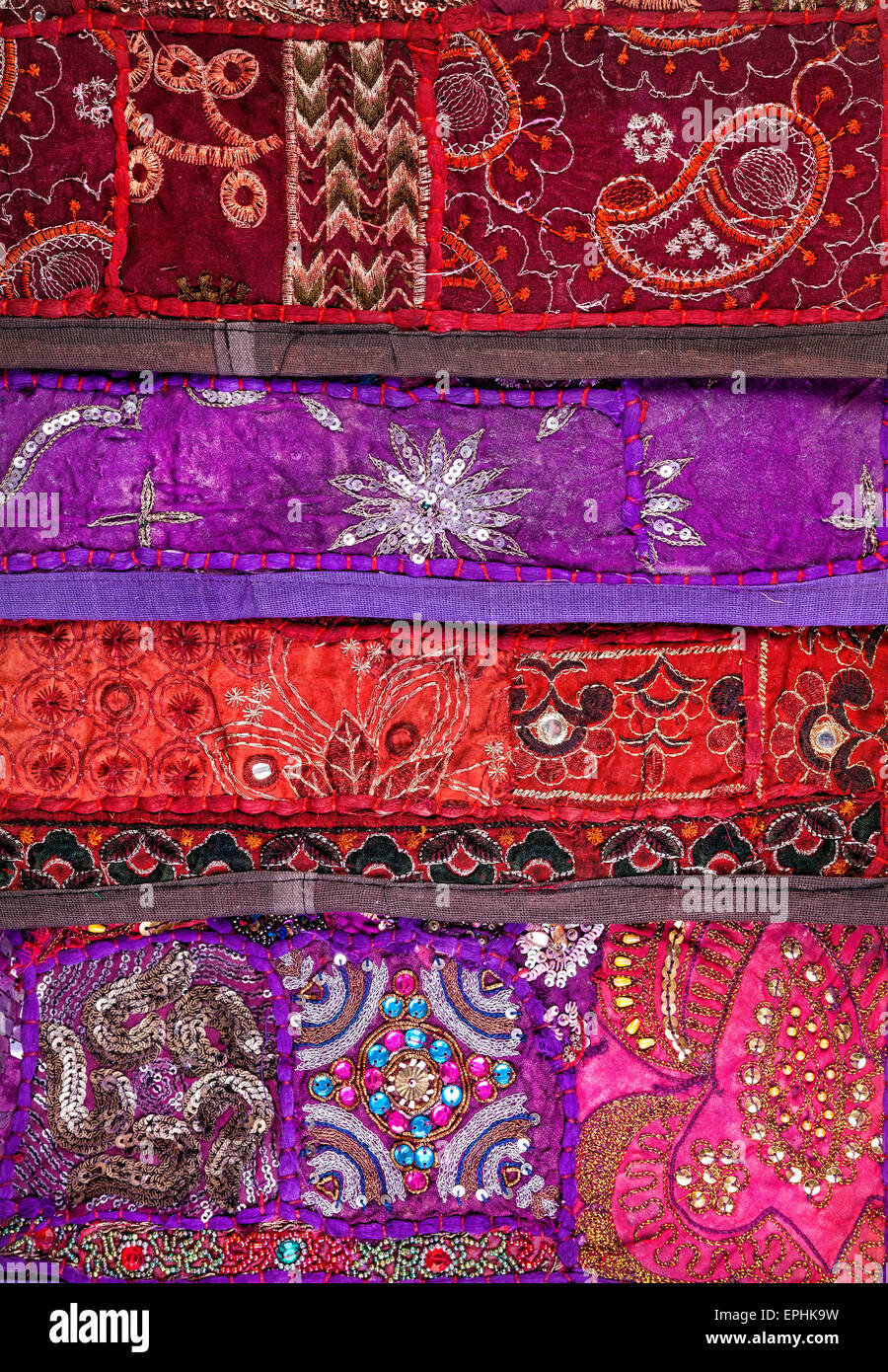 Bunten ethnischen Kissenhülle aus Rajasthan am Flohmarkt in Indien Stockfoto