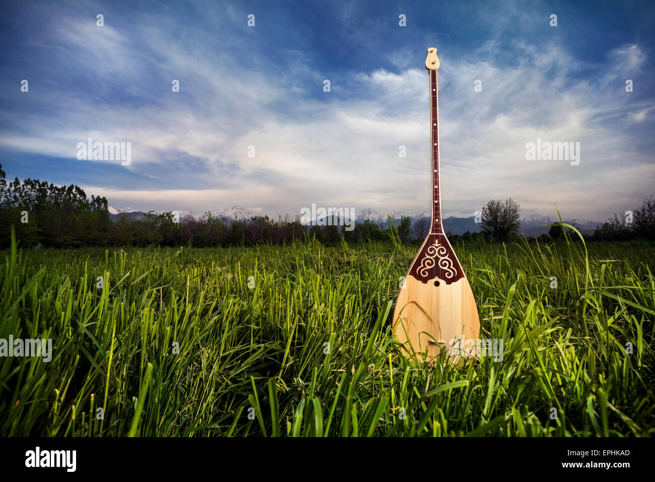 Dombura kasachischen Instrument in den Rasen am blauen Himmel Stockfoto