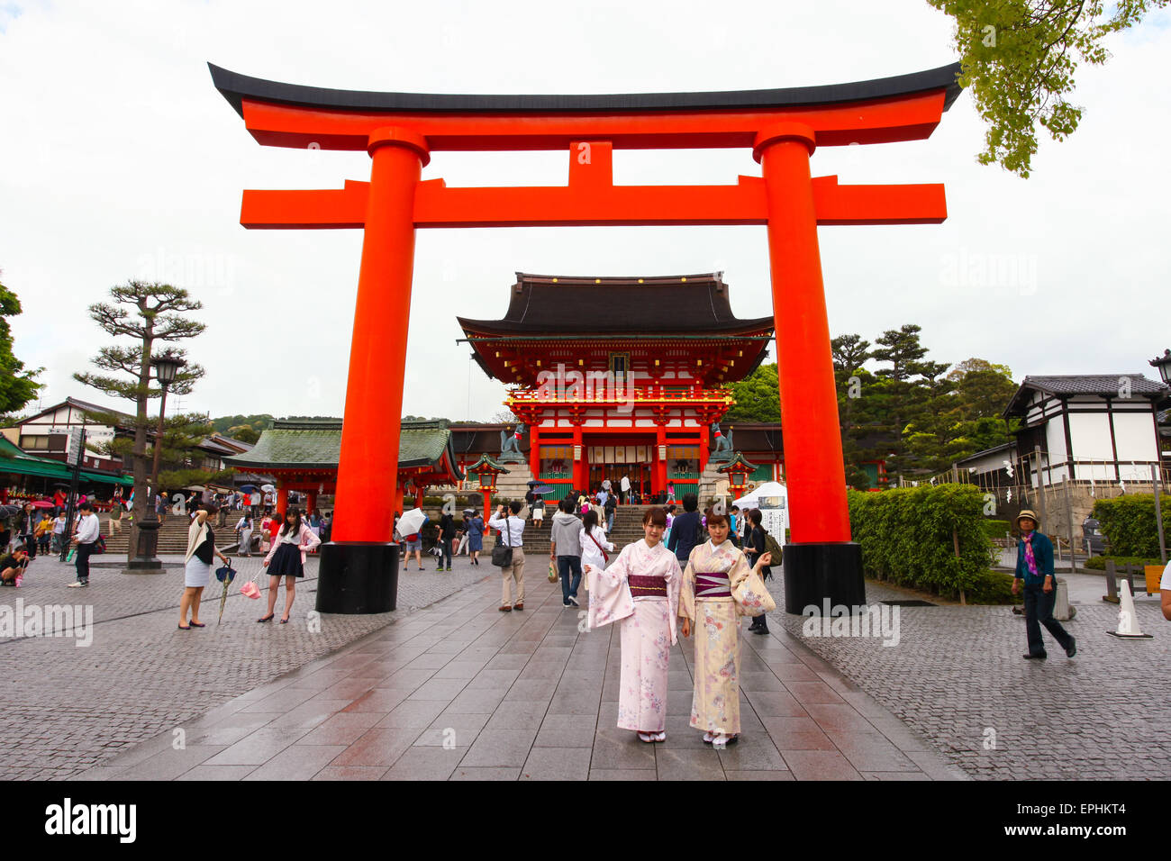 Japanische Geisha in Fushimi Inari Schrein-Gärten in Kyoto. Der Weg an die Spitze des Berges ist erreichbar durch einen Klaps Stockfoto