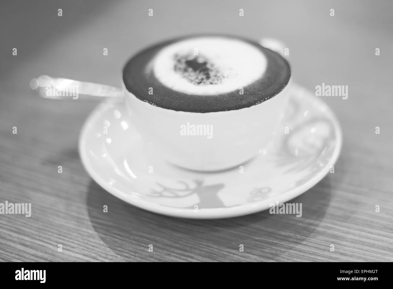 heißer Cappuccino auf Holztisch Stockfoto