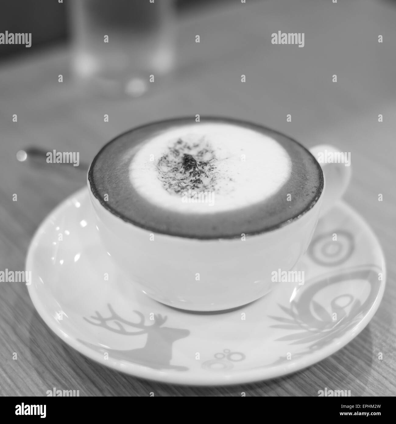 heißer Cappuccino auf Holztisch Stockfoto