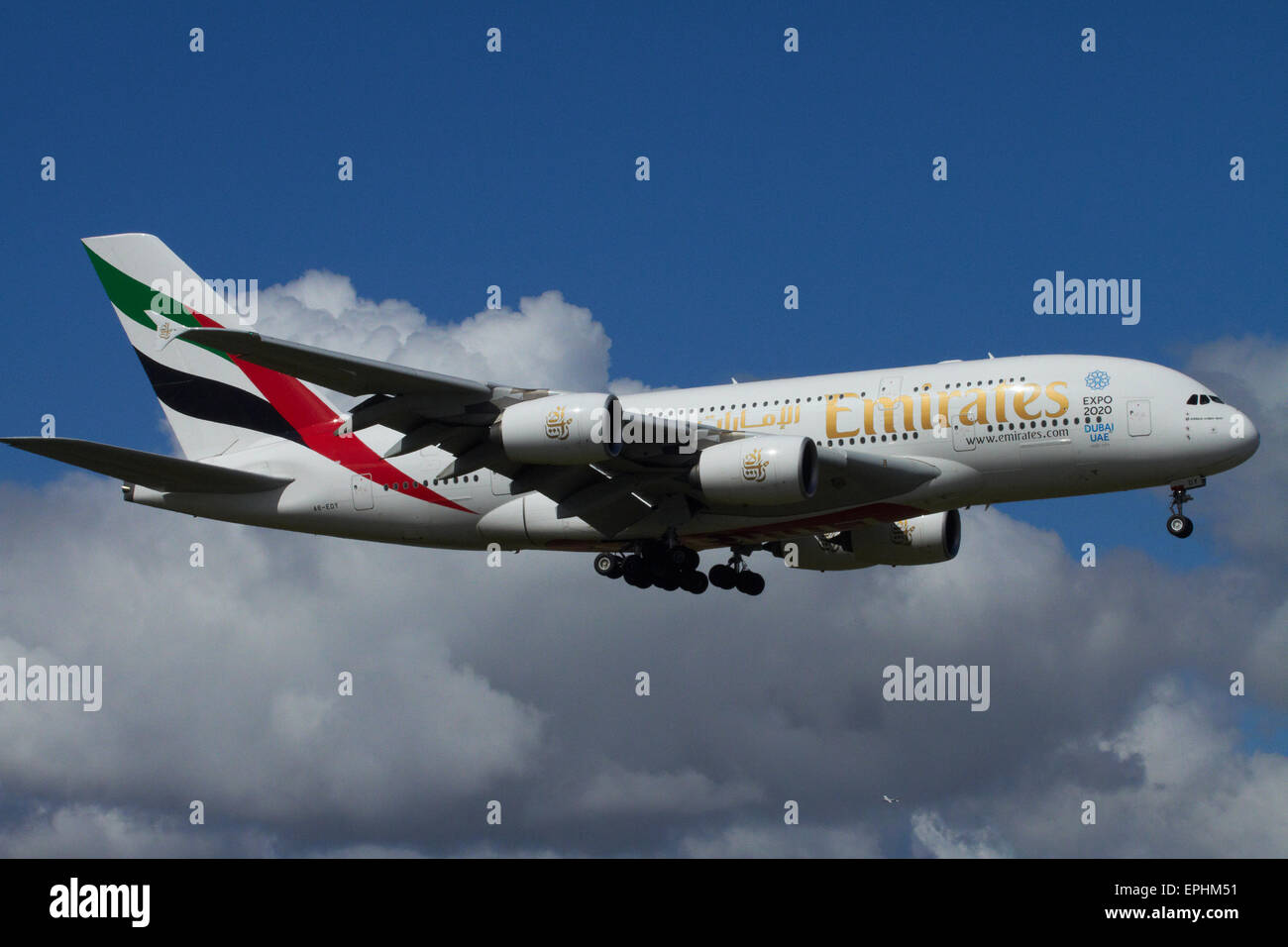 Emirates Airbus A380 Landung am Flughafen Auckland, Auckland, Nordinsel, Neuseeland Stockfoto