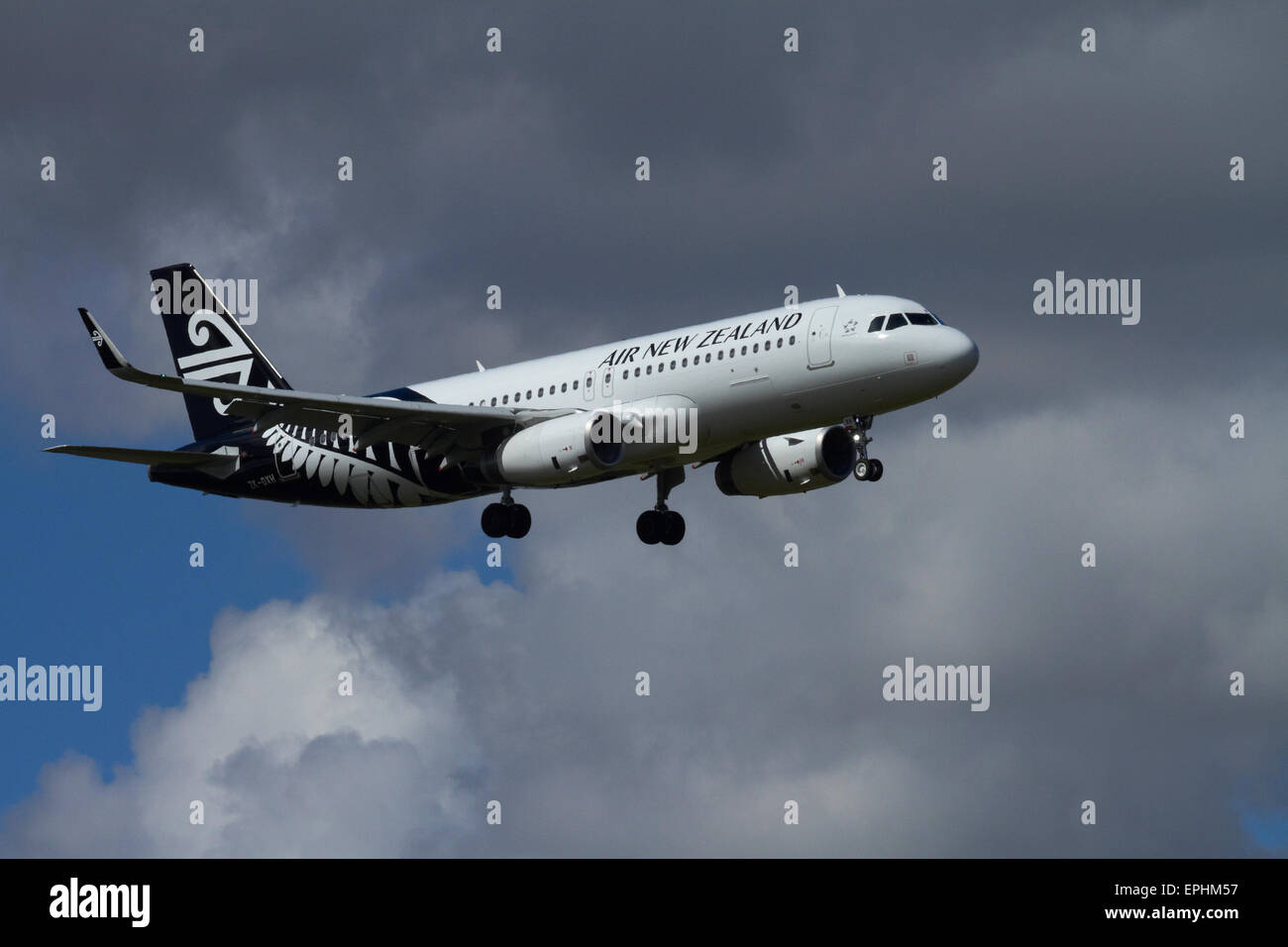 Air New Zealand A320 Landung am Flughafen von Auckland, Auckland, Nordinsel, Neuseeland Stockfoto