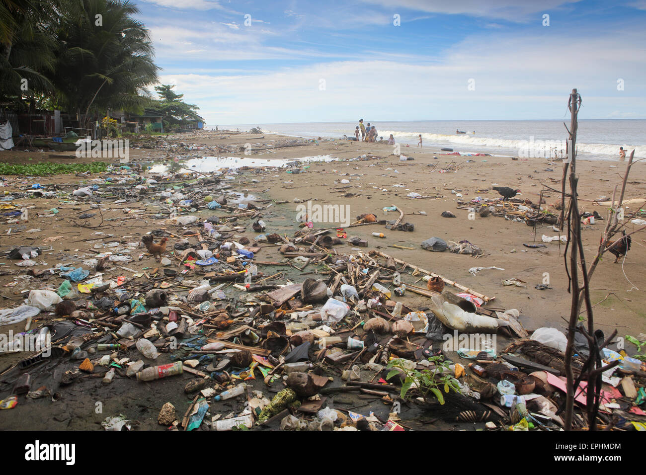 Plastikmüll und anderen Müll am Stadtstrand in Sumatra, Indonesien Stockfoto