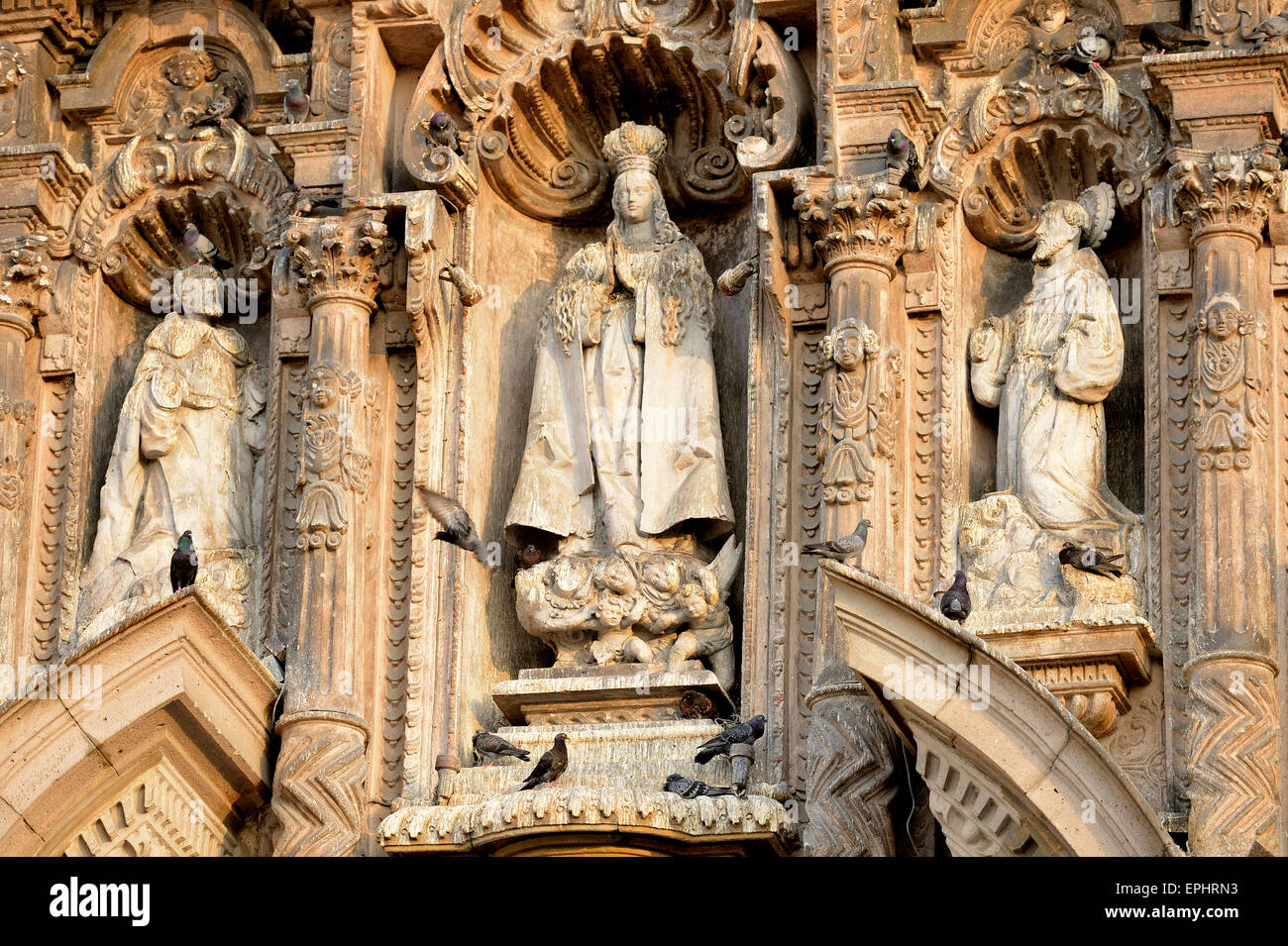 Statuen auf der Fassade der Kirche Iglesia de San Francisco, UNESCO-Weltkulturerbe, Lima, Peru Stockfoto
