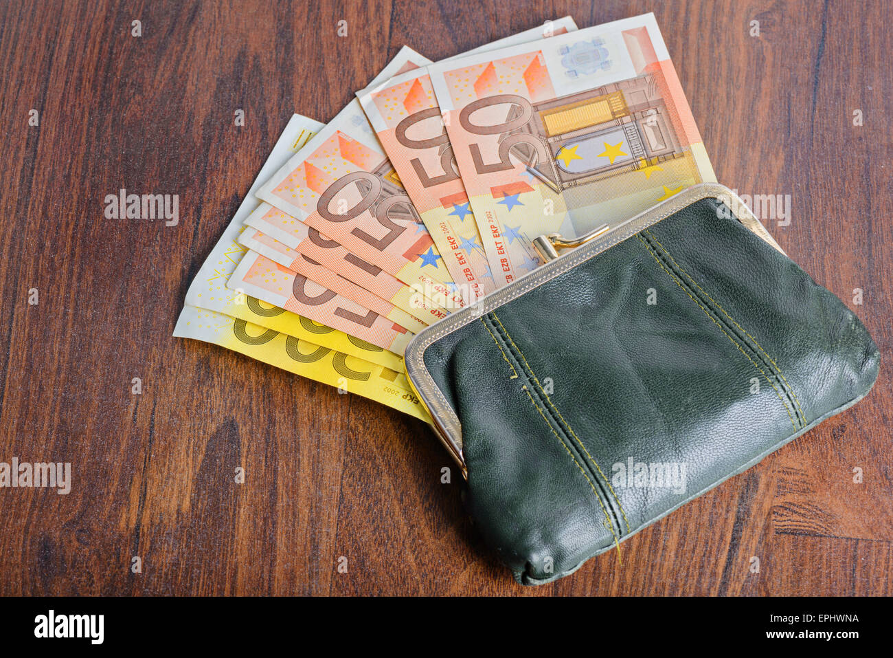 Volle Brieftasche auf dem Tisch Stockfoto