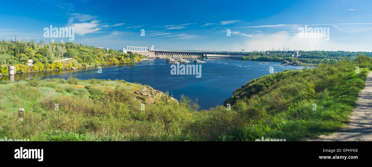 Blick vom Insel Chortyzja zum Wasserkraftwerk (größte Wasserkraftwerk am Fluss Dnjepr), Saporischschja Stockfoto