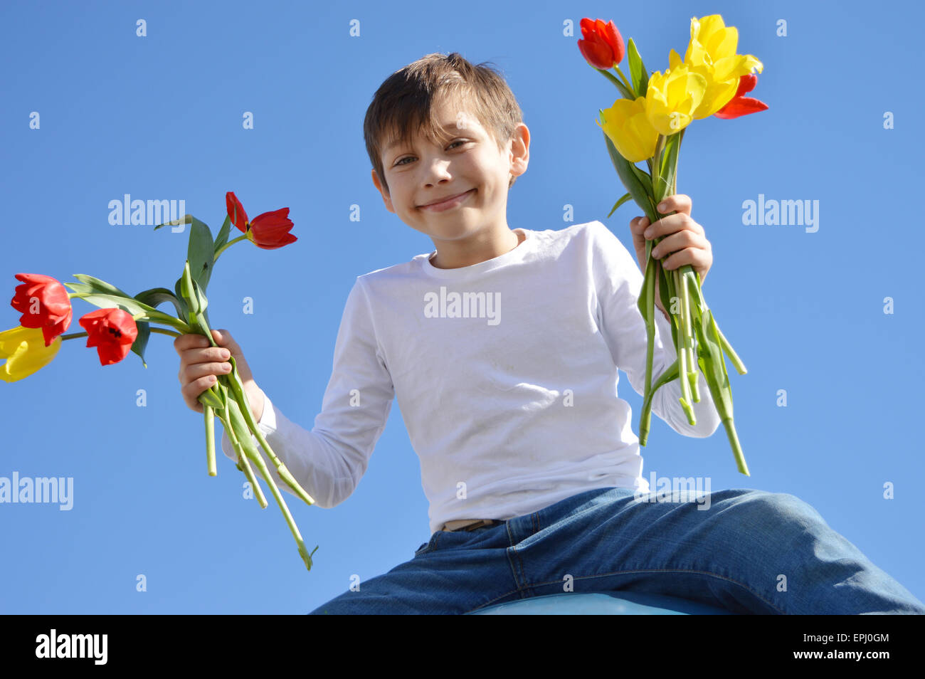 Junge mit Blumen Stockfoto