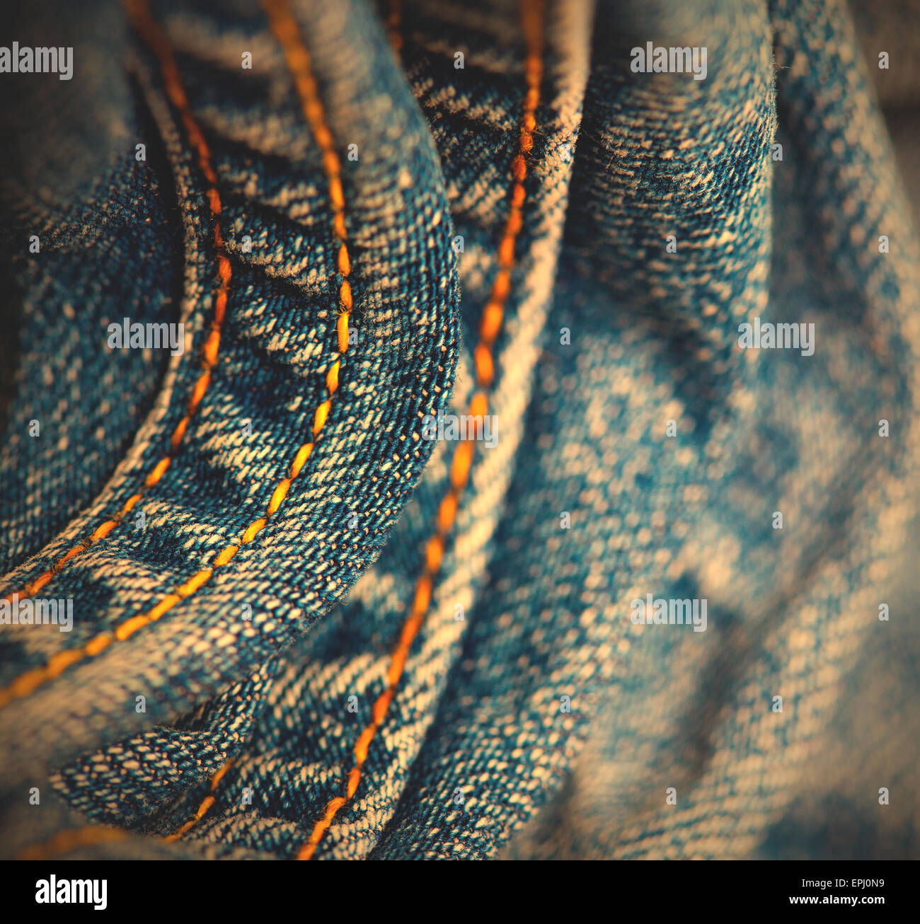 blaue Jeans mit gelb Nähfaden Stockfoto