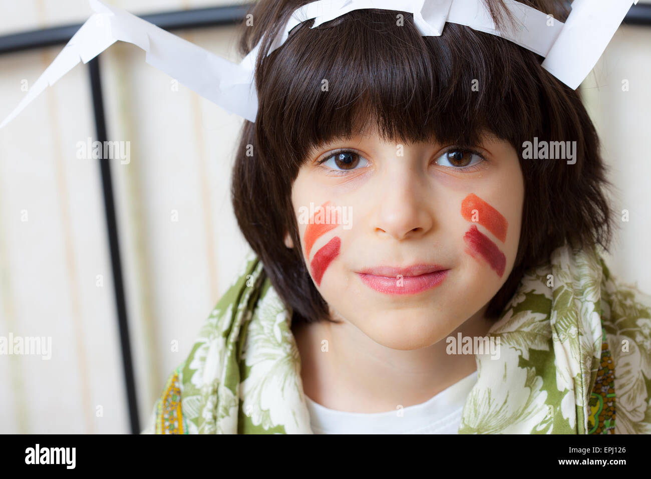 Junge in einem Indianer-Bild Stockfoto