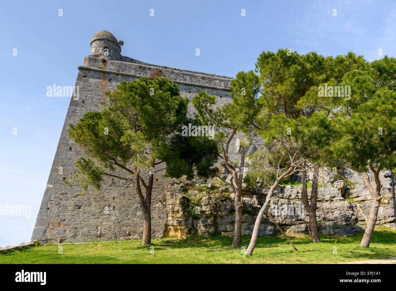 Blick auf den Mauern der alten Burg an einem sonnigen Frühlingstag, Portovenere, Italien Stockfoto