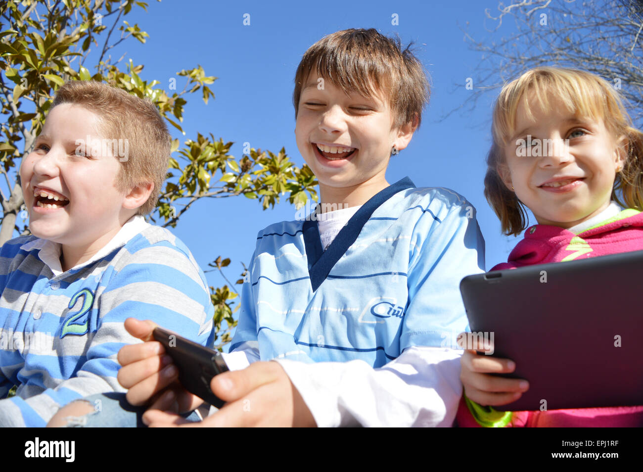 Kinder mit smartphone Stockfoto