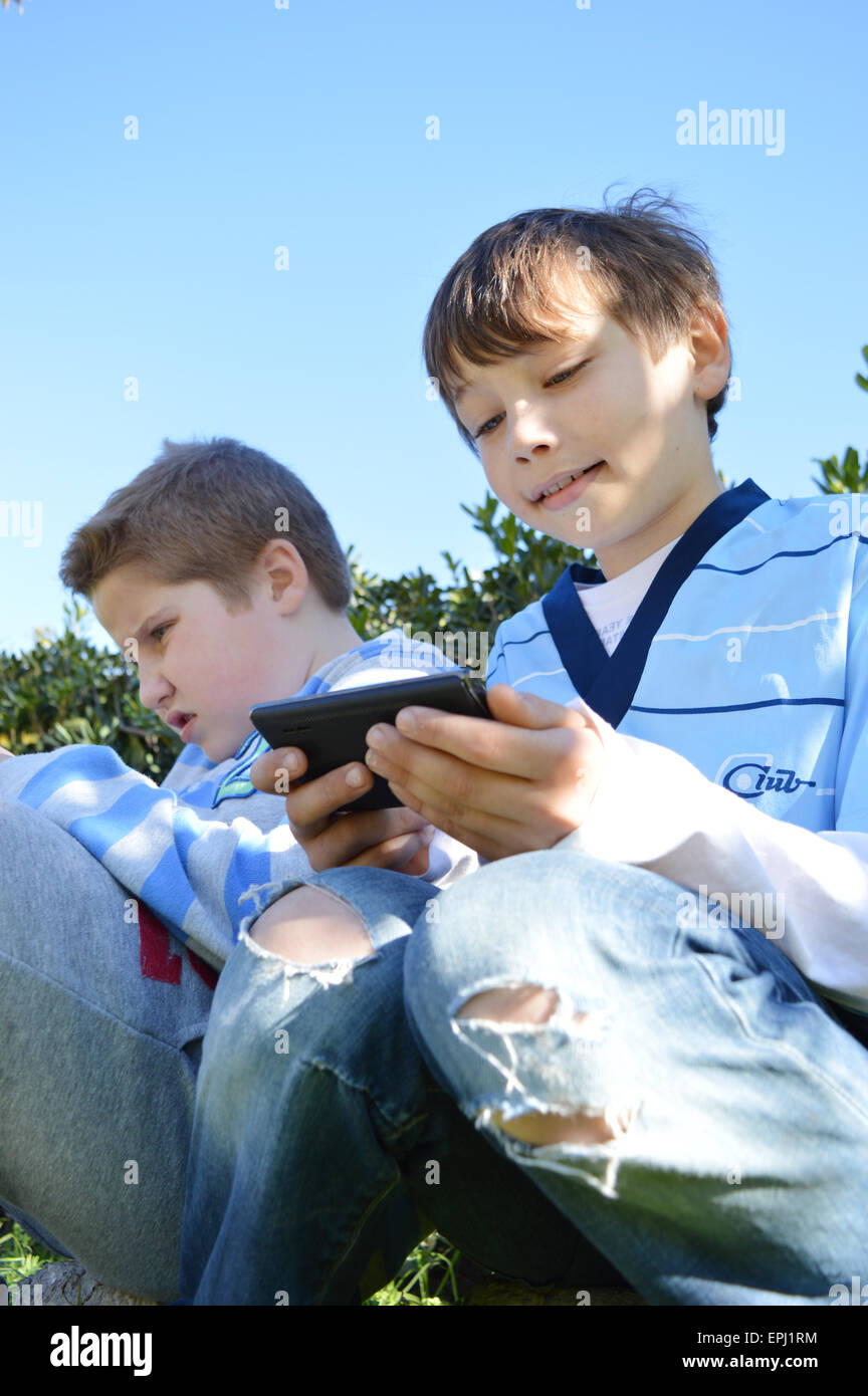 Kinder mit smartphone Stockfoto