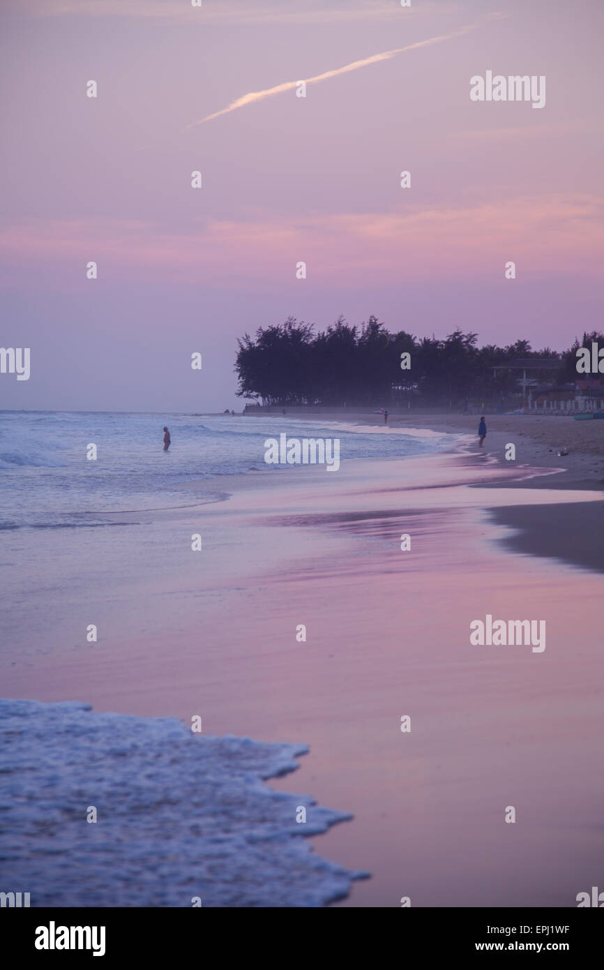 Sonnenuntergang am Strand von Mui Ne in Vietnam Stockfoto