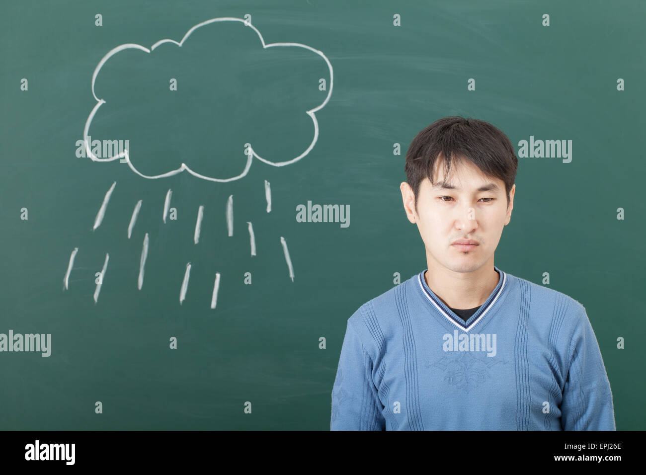 Ein Kerl mit einer schlechten Stimmung, gezeichnet auf einer Cloud von Blackboard und Regen Stockfoto