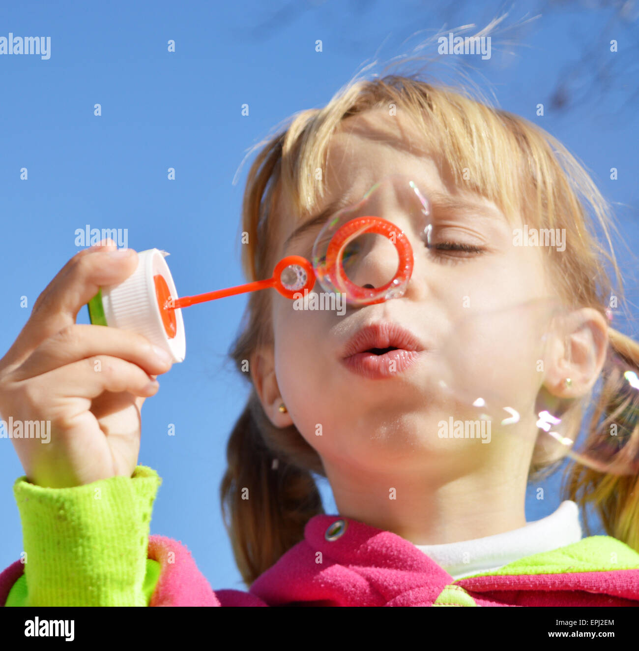 Kind mit Globus Stockfoto