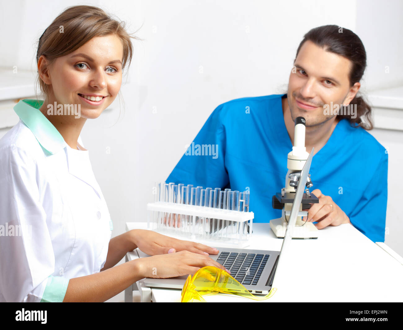 Zwei Jugendliche glücklich medizinische Stockfoto