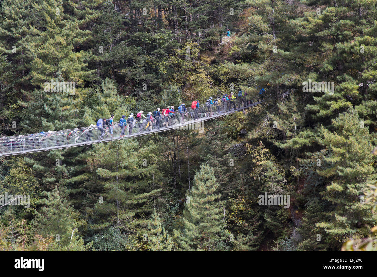 Der Everest Base Camp Trek überquert Flusses Dudh Kosi neue Hängebrücken Draht auf dem Weg nach Namche Bazar, Stockfoto