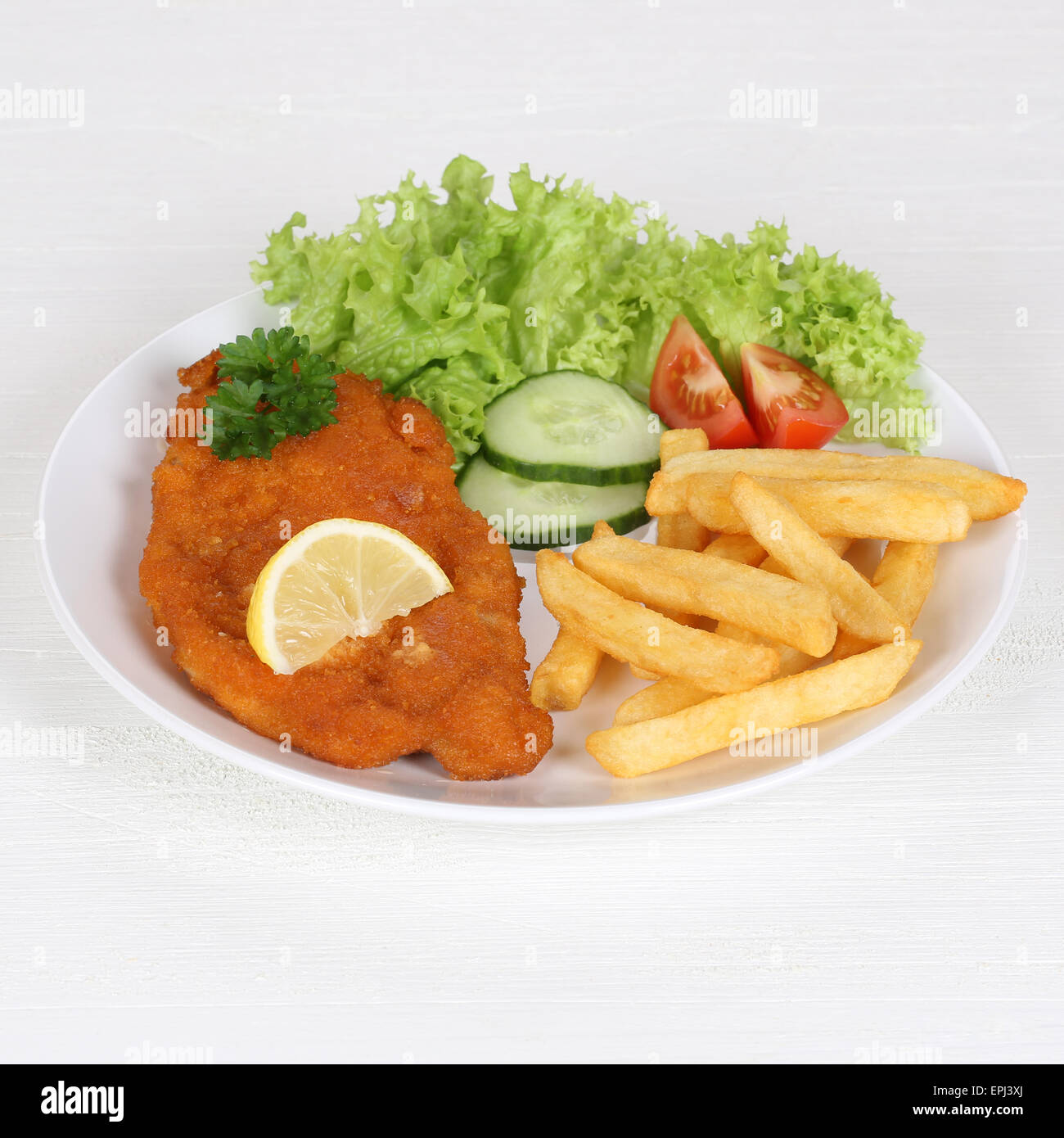 Wiener Schnitzel Mit Pommes Und Salat Auf Teller Stockfoto