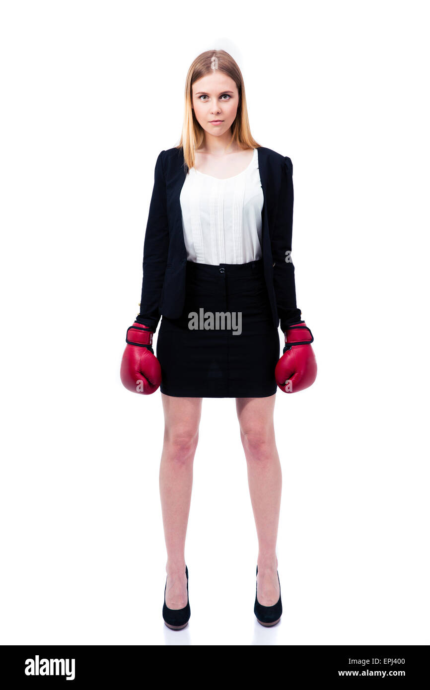 In voller Länge Portrait von eine junge Geschäftsfrau steht im Anzug und Boxhandschuhe über weißem Hintergrund. Blick in die Kamera Stockfoto