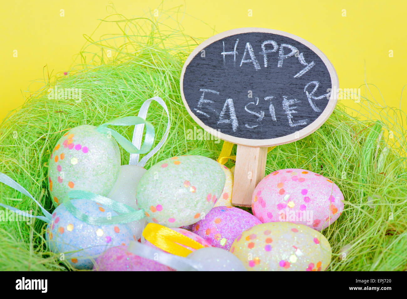Ester Eiern im Nest mit kleinen Tafel Stockfoto