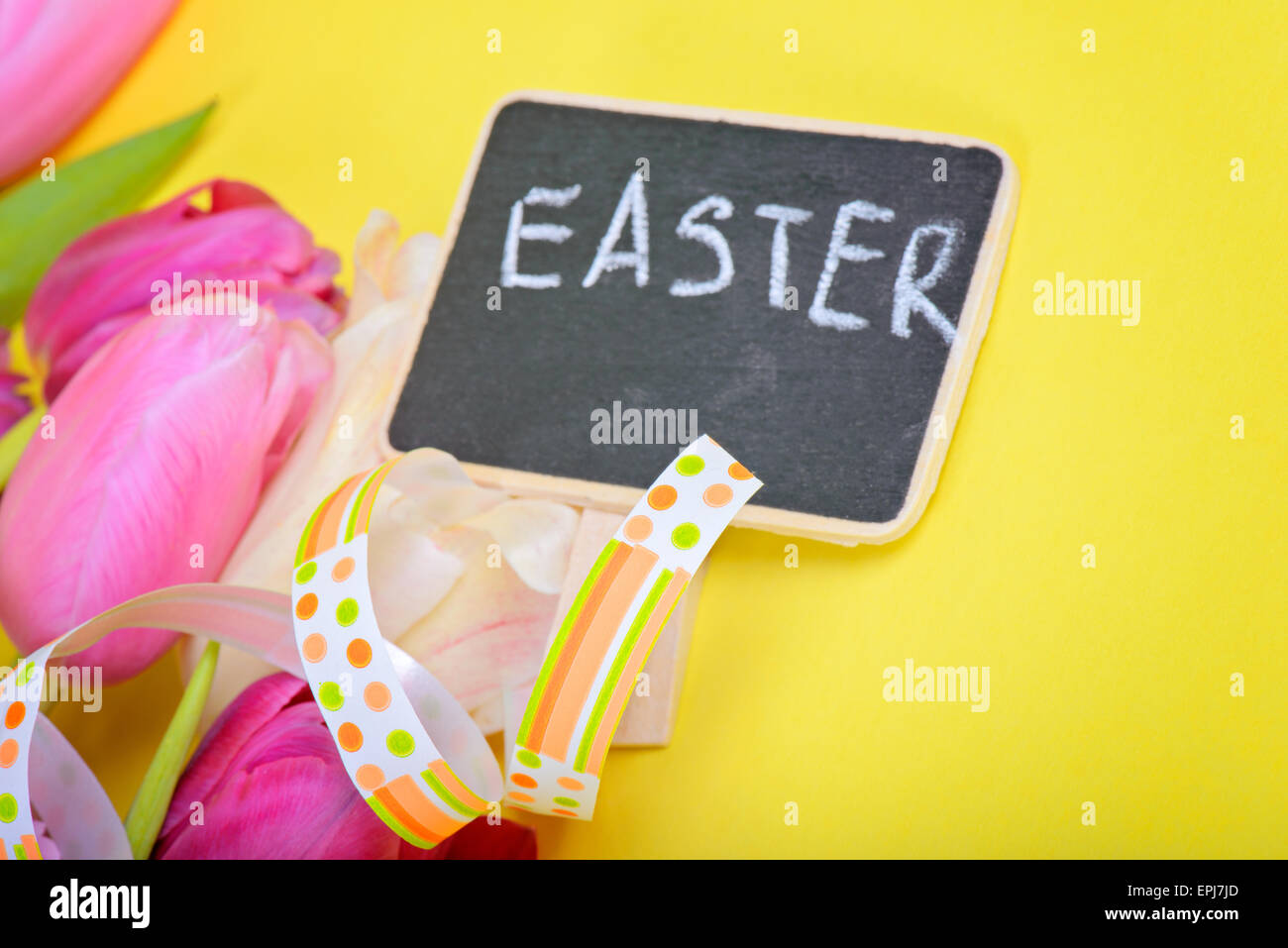 Ostern-Multifunktionsleiste, Tulpen und kleine Tafel Stockfoto