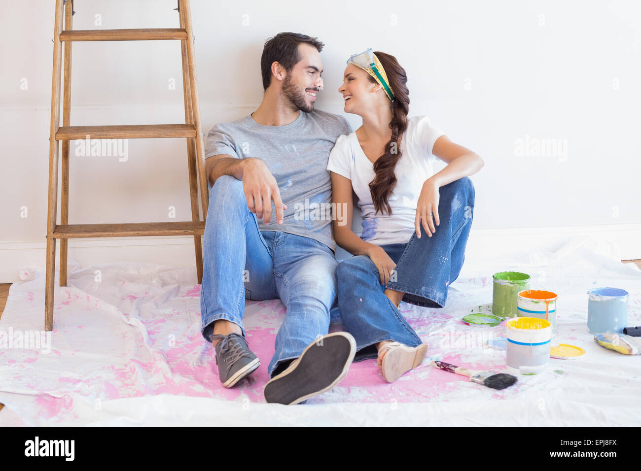 Süßes Paar Renovierung Wohnzimmer Stockfoto